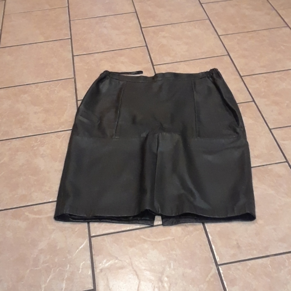 Black ladies 100% leather jacket,vest, skirt. - Picture 4 of 8
